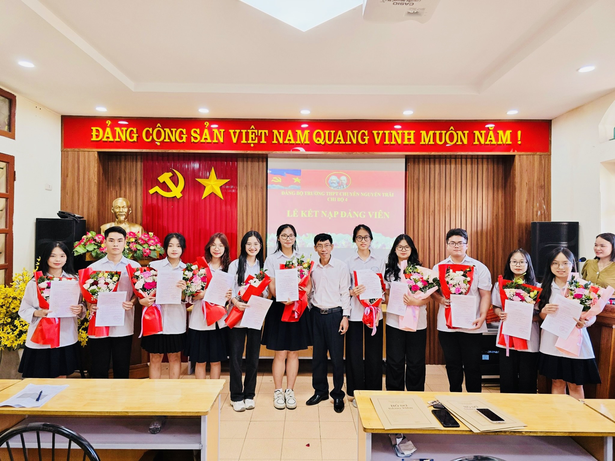 Đảng bộ THPT chuyên Nguyễn Trãi kết nạp Đảng viên mới: đẩy mạnh công tác phát triển Đảng trong học sinh